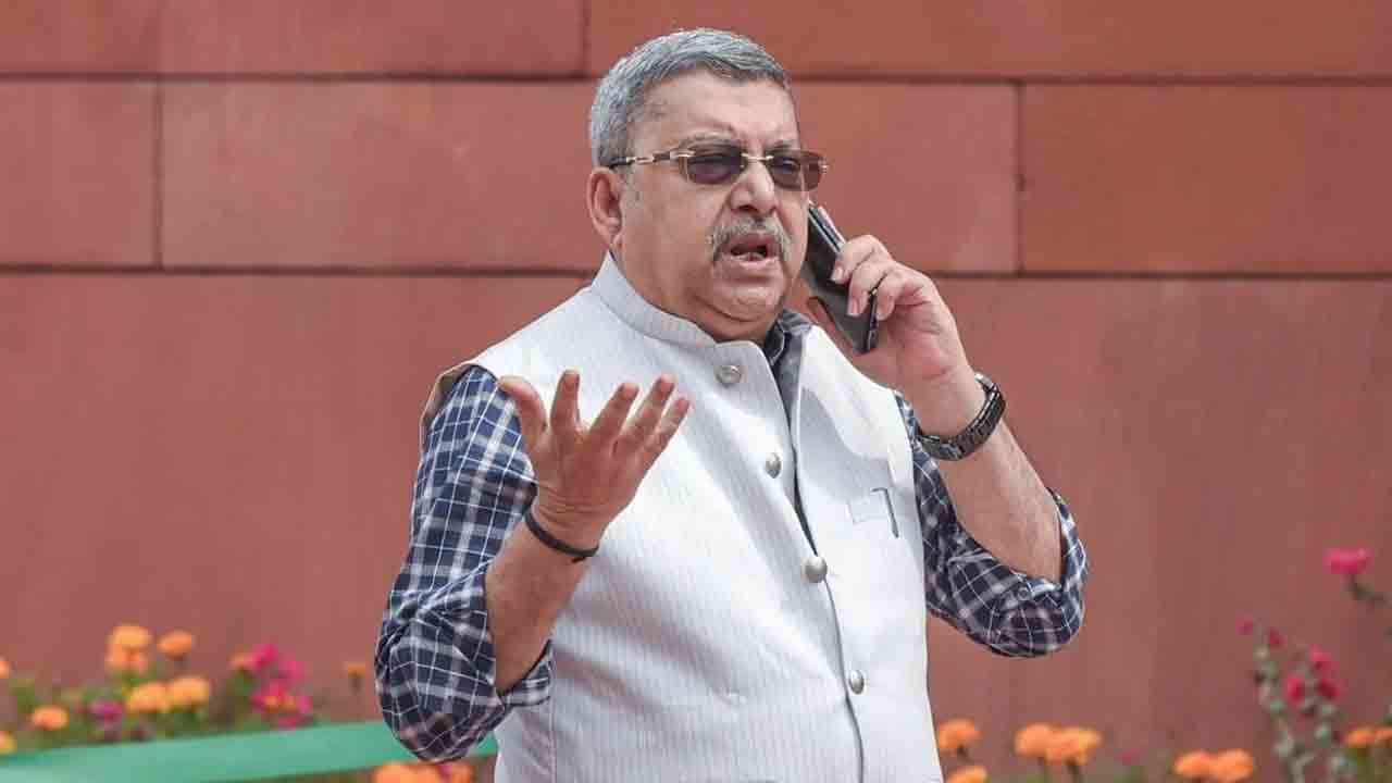 కేవైసీ ఫోర్జరీ చేసి టీఎంసీ ఎంపీకి 56 లక్షలు టోకరా