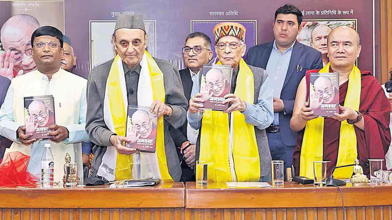 దలైలామా తొలి హిందీ జీవితకథ పుస్తకం ఆవిషరణ