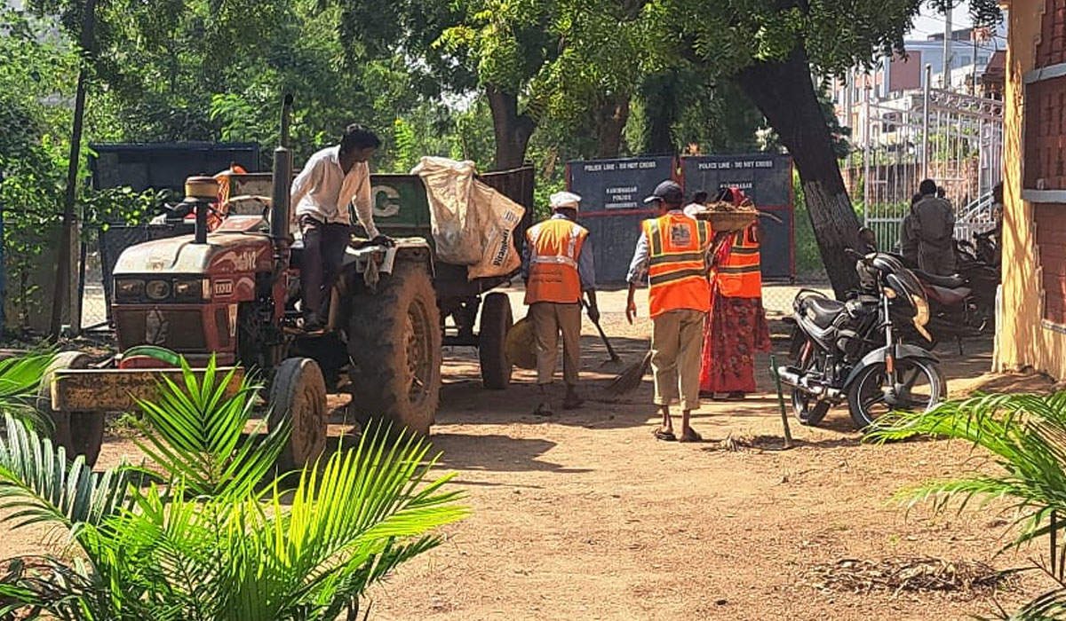 Karimnagar | కరీంనగర్‌ కలెక్టరేట్లో పూడ్చిన గుంతలు.. తొలగిన చెత్త