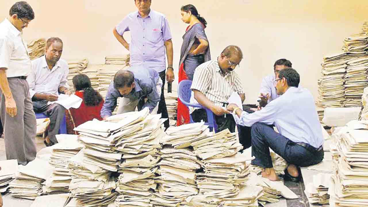 డీఈవో కార్యాలయ అక్రమాలపై చర్యలు.. కరీంనగర్‌ విద్యాశాఖలో సంచలనం రేపిన ‘నమస్తే’ కథనాలు