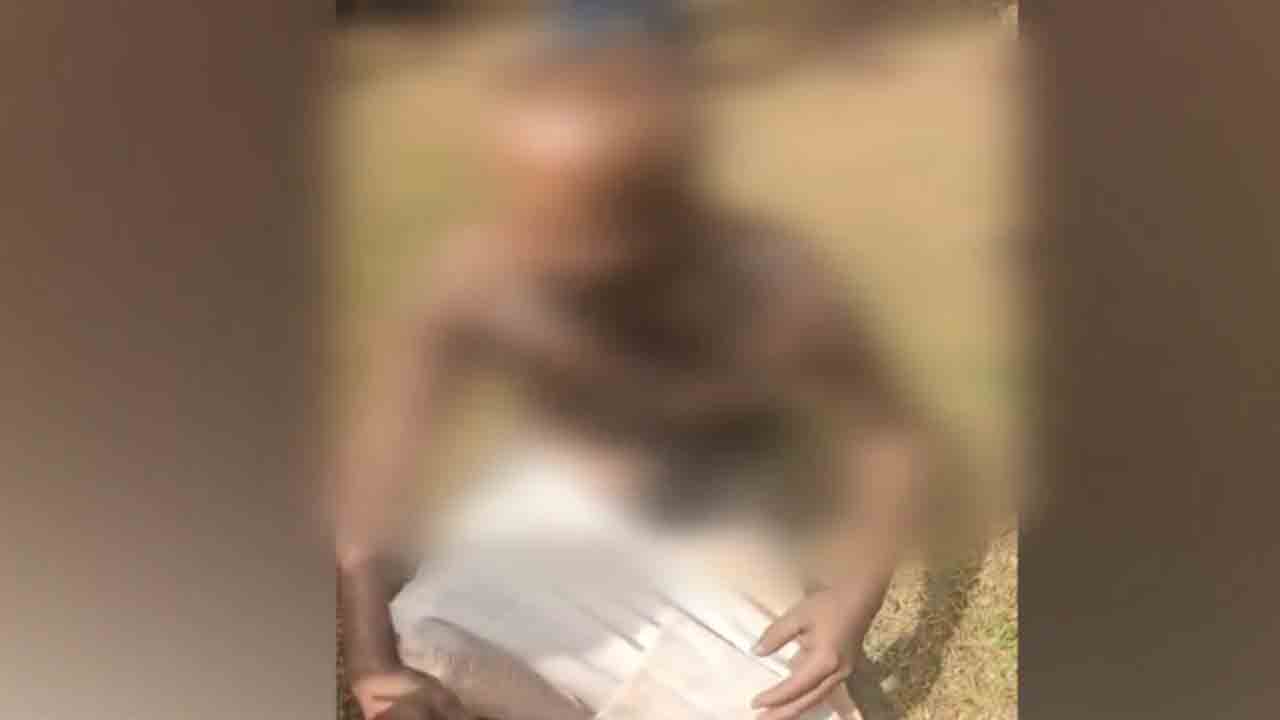 Farmer Sets Himself On Fire | నిప్పంటించుకుని రైతు ఆత్మహత్య.. కర్ణాటకలో   ఘటన