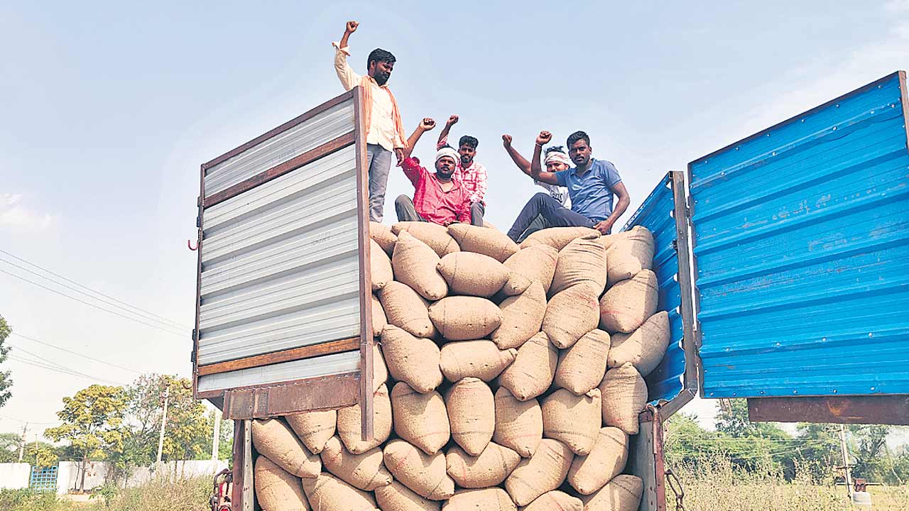 ధాన్యం అన్‌లోడ్‌ చేసేందుకు రైస్‌మిల్లర్‌ నిరాకరణ