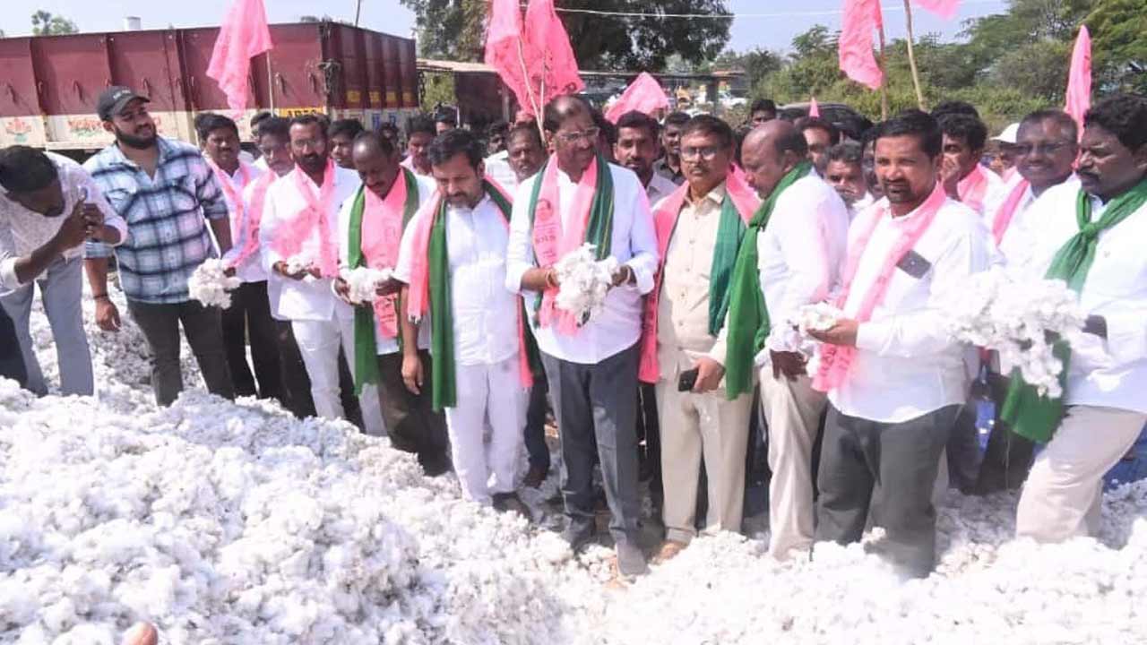 జూలూరుపాడు సబ్‌ మార్కెట్‌లో సీసీఐ కేంద్రం పెట్టాలి