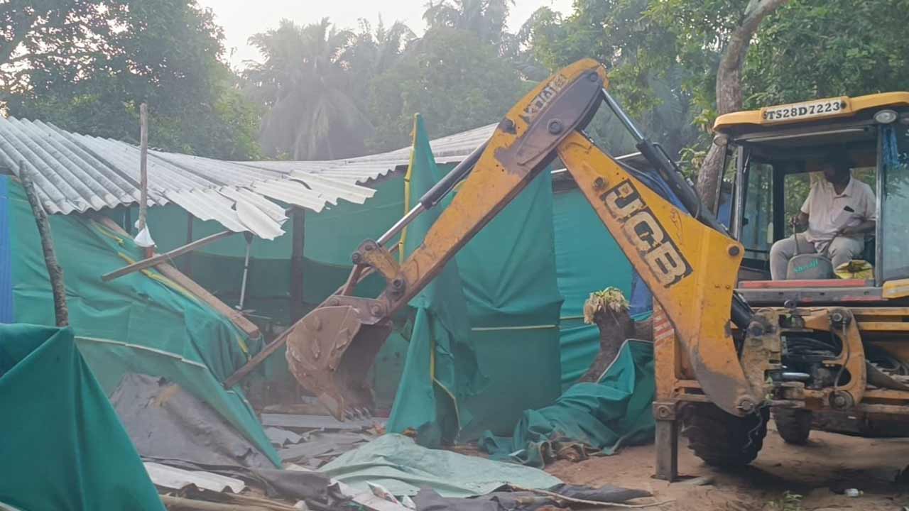 నిరుపేదల ఇళ్లు నేలమట్టం