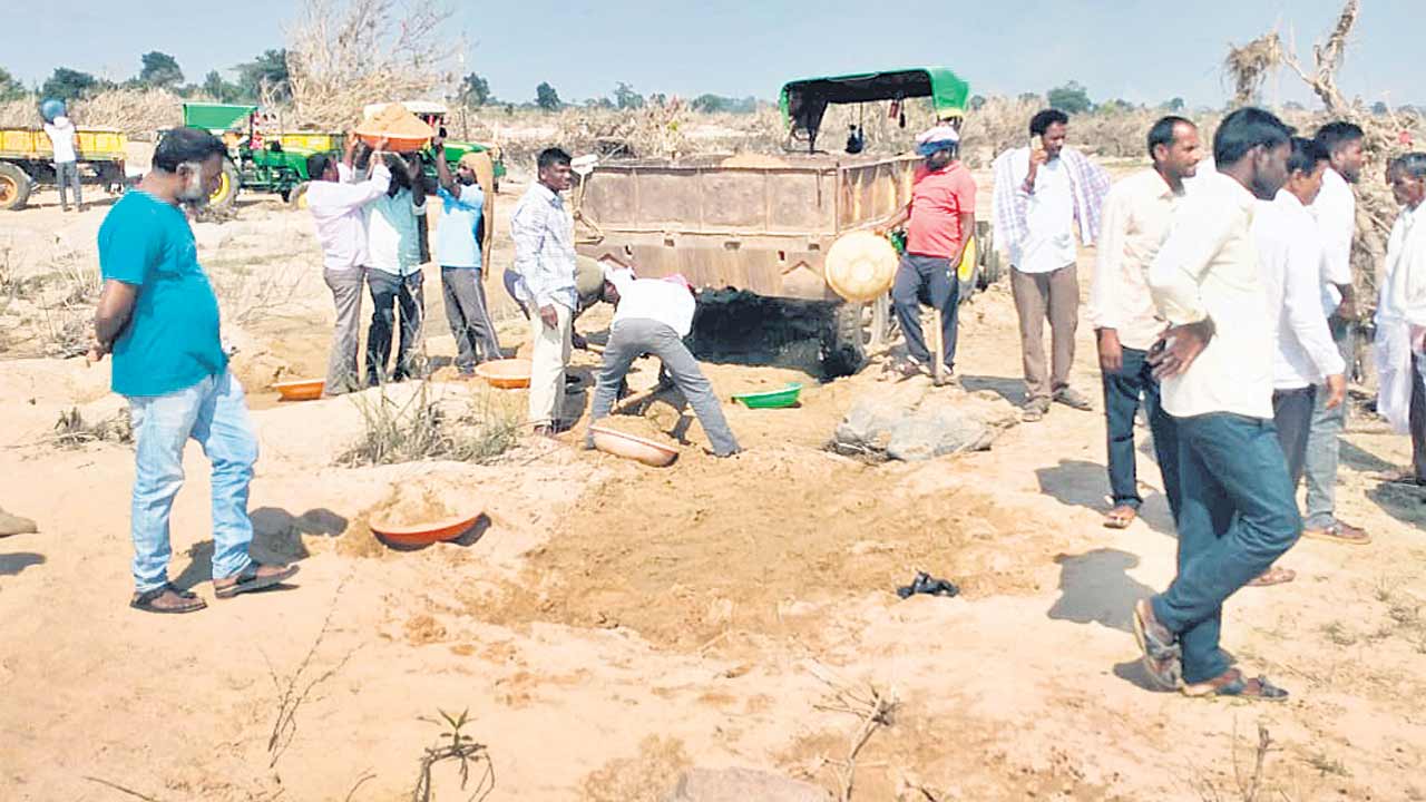 మంజీరా ఇసుక పొరుగు జిల్లాలకు..