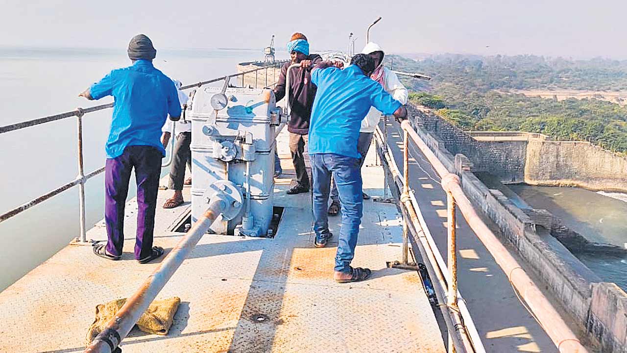 మొరాయించిన నిజాంసాగర్‌ వరద గేటు