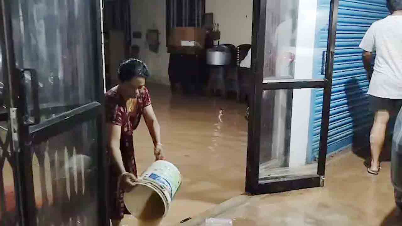 Water Tank | కూలిన 1.38 కోట్ల లీటర్ల సామర్థ్యం ఉన్న వాటర్‌ ట్యాంక్‌.. నివాసాలను ముంచెత్తిన వరద