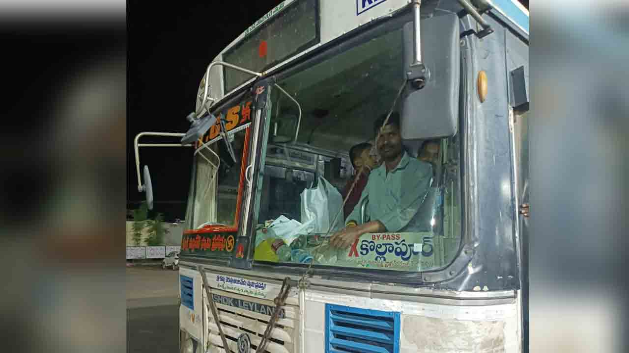RTC Bus | మహిళ ప్రయాణికులు కనపడితే చాలు.. ఆర్టీసీ బస్సును ఆపడం లేదని గ్రామస్థుల ఆగ్రహం