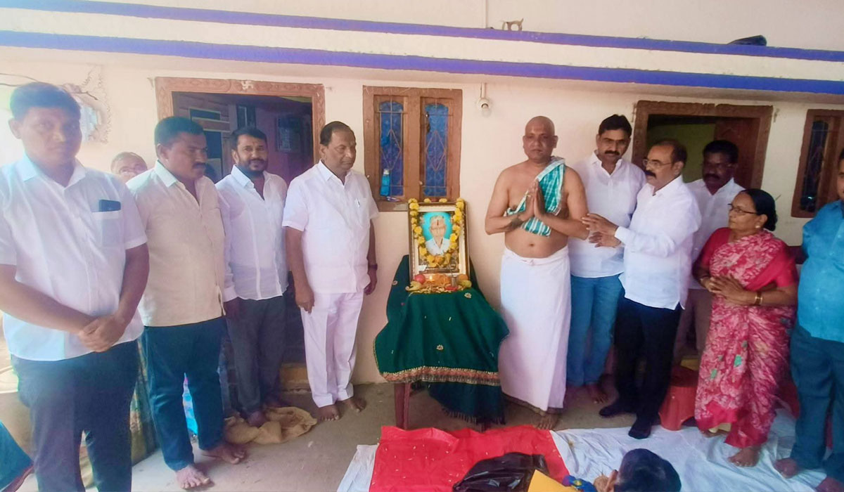 Koppula Eshwar | బొమ్మారెడ్డిపల్లిలో బాధిత కుటుంబానికి మాజీ మంత్రి కొప్పుల ఈశ్వర్ పరామర్శ