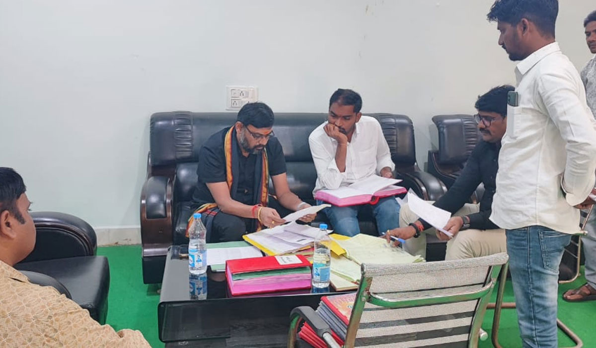 Records Seize | కోరుట్ల మున్సిపల్ కార్యాలయంలో విజిలెన్స్ అధికారుల తనిఖీలు.. రికార్డుల స్వాధీనం