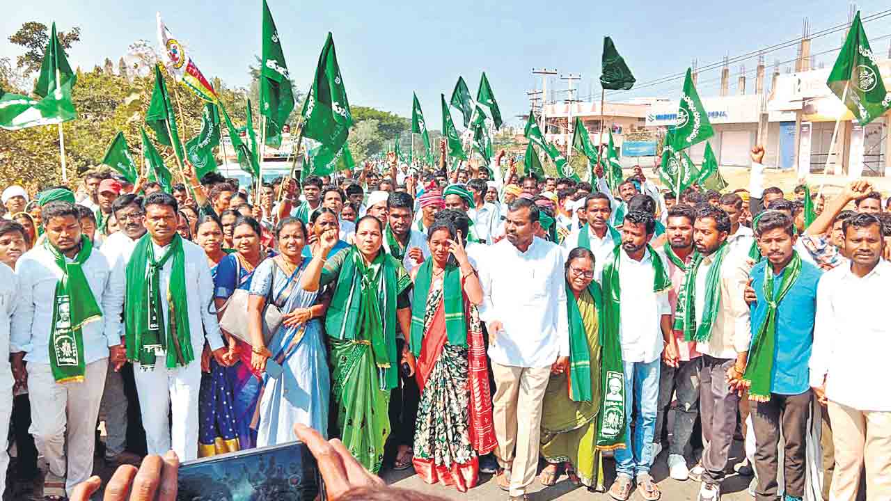 లంబాడాలను ఎస్టీ నుంచి తొలగించాలి.. ఆదివాసీ నాయకుల డిమాండ్‌