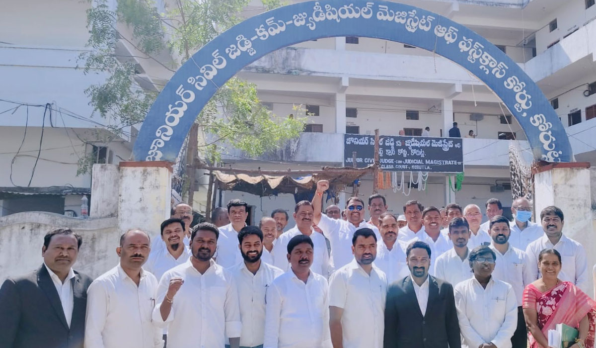 Korutla | న్యాయవాది అనిల్‌కుమార్‌పై దాడిని నిరసిస్తూ కోరుట్లలో న్యాయవాదుల విధుల బహిష్కరణ