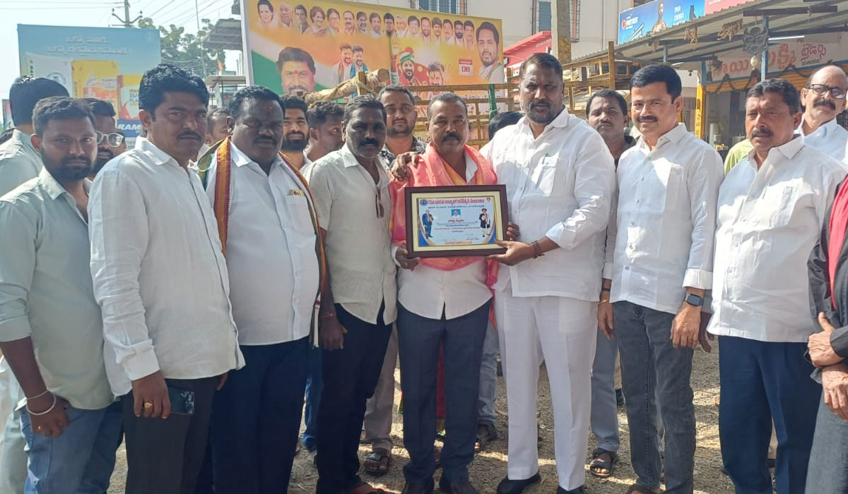 Minister Laxman Kumar | అవార్డు గ్రహీత బొల్లి స్వామిని అభినందించిన రాష్ట్ర మంత్రి లక్ష్మణ్ కుమార్