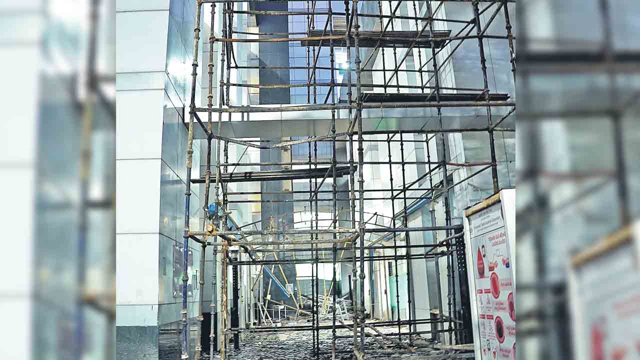 తీగలు తెగి.. కుప్పకూలిన లిఫ్ట్‌