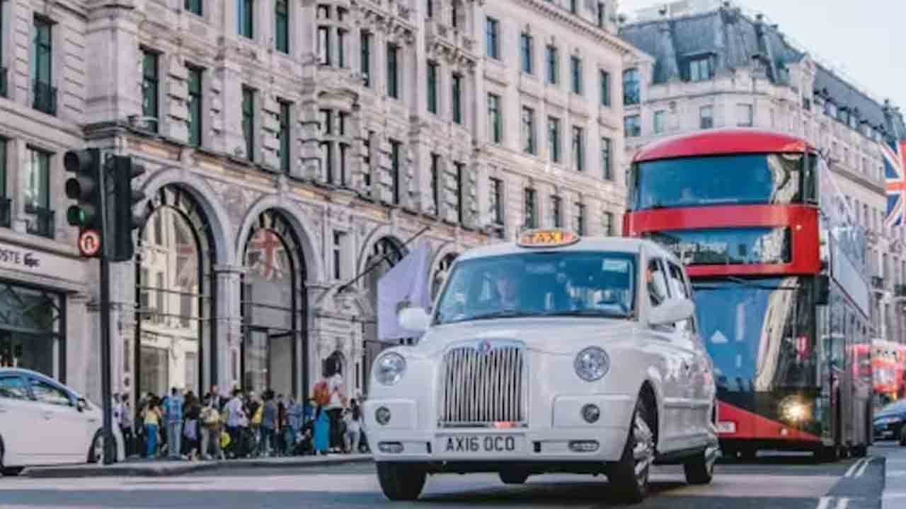 వెయ్యి మంది ఉద్యోగులకు నజరానాగా లండన్‌ యాత్ర