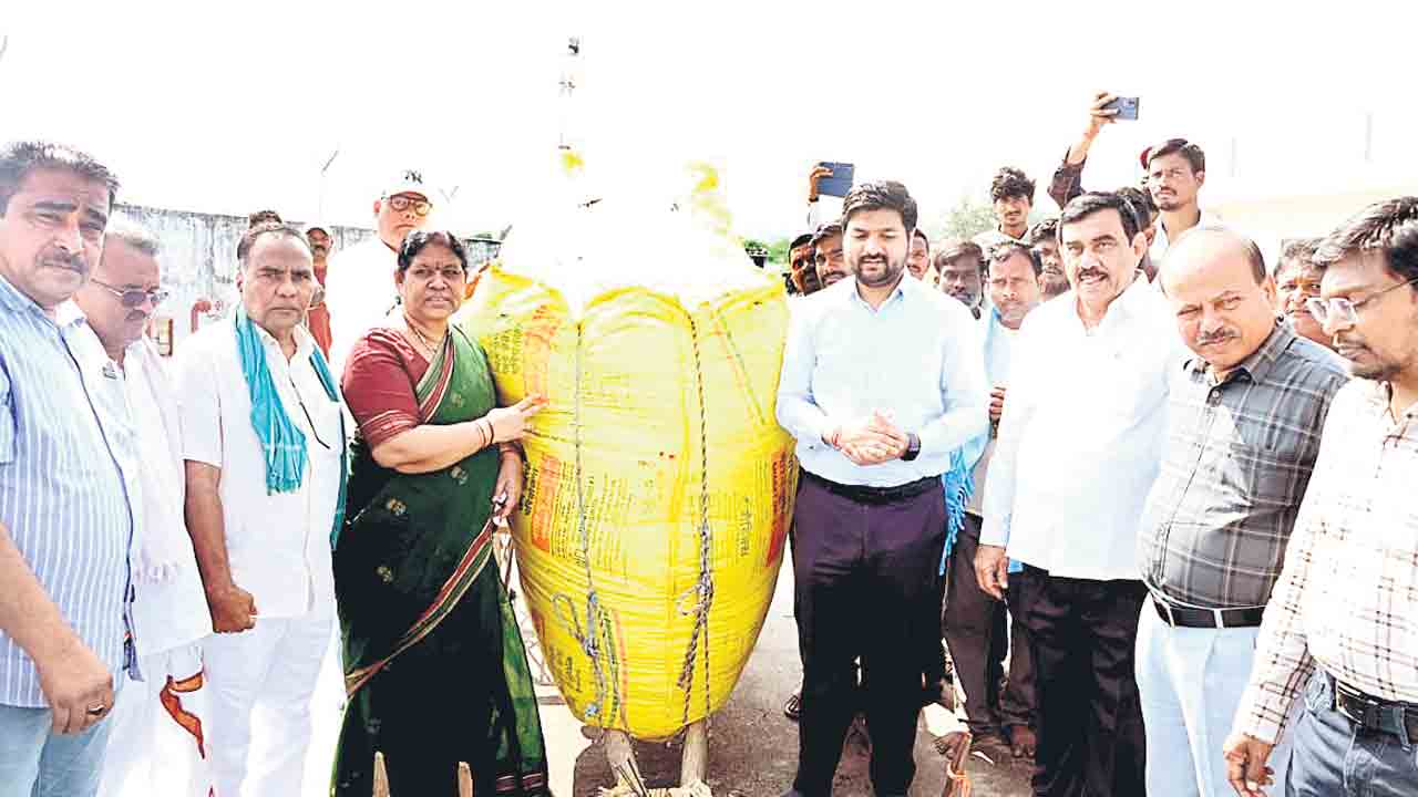 సీసీఐ కేంద్రాల్లోనే పత్తి విక్రయించాలి.. దళారులను నమ్మి మోసపోవద్దు.. కలెక్టర్‌ వెంకటేశ్‌ ధోత్రే