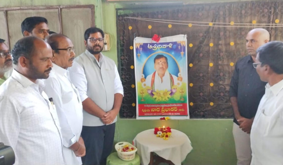 MP Gaddam Vamsi Krishna | ధర్మారం మాజీ వైస్ ఎంపీపీ కుటుంబానికి ఎంపీ గడ్డం వంశి కృష్ణ పరామర్శ