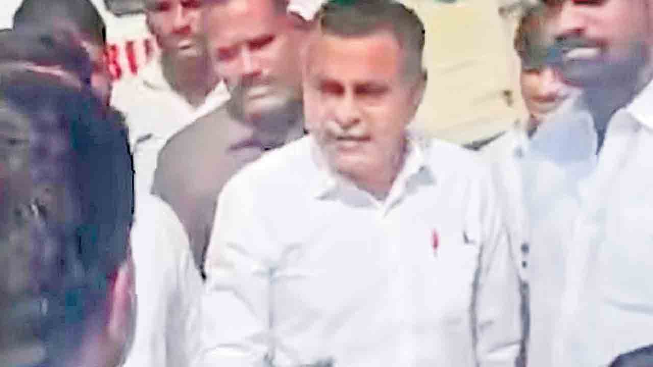 రోడ్డు విస్తరణను అడ్డుకొని.. మొసలి కన్నీరా!