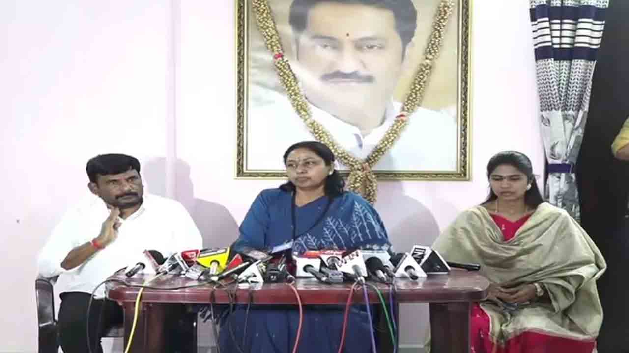 Maganti Sunita | నా సంగతి చెప్తామని బెదిరిస్తున్నారు : మాగంటి సునీత