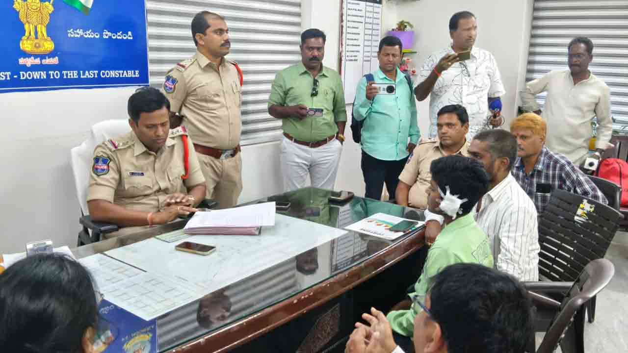 విద్యార్థిని కొట్టిన ఉపాధ్యాయుడు