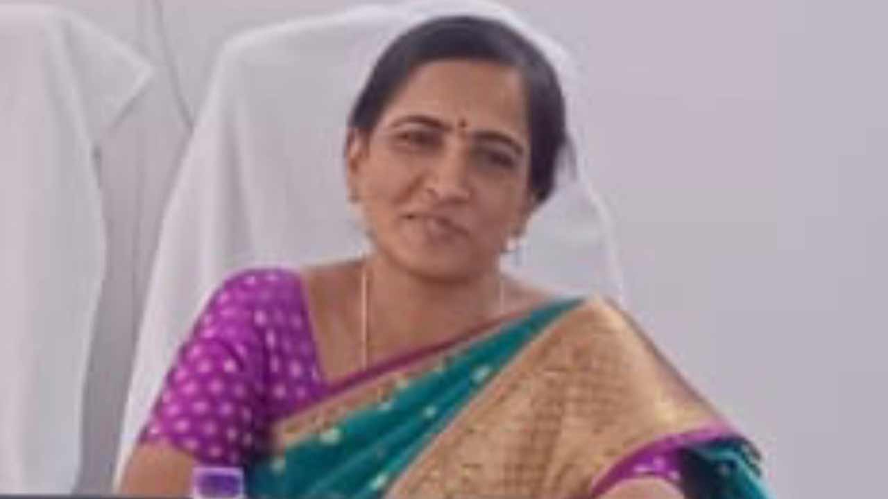 అచ్చంపేట కుర్చీని వదలని ఆర్డీవో !