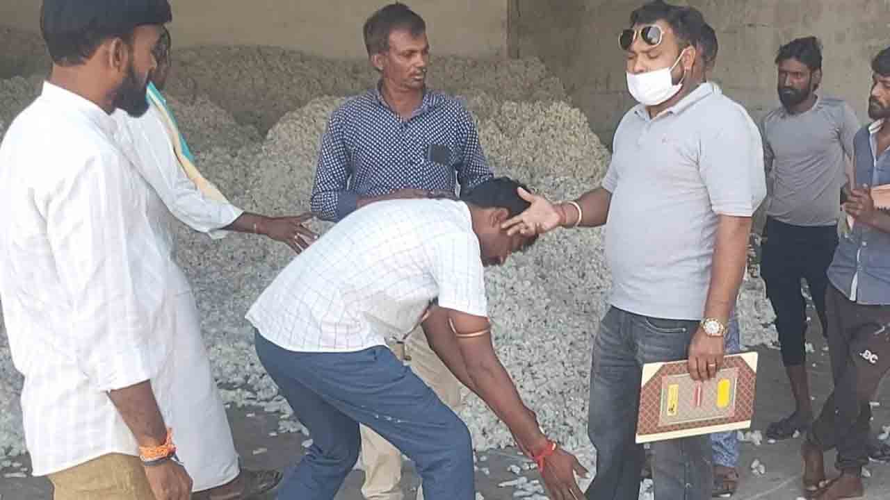 కాళ్లు పట్టుకున్నా కనికరించరా..?