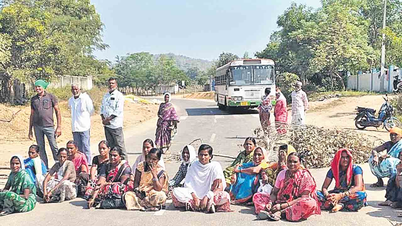 రోడ్డెక్కిన మక్క రైతులు.. కొనుగోళ్లలో జాప్యంపై ఆగ్రహం