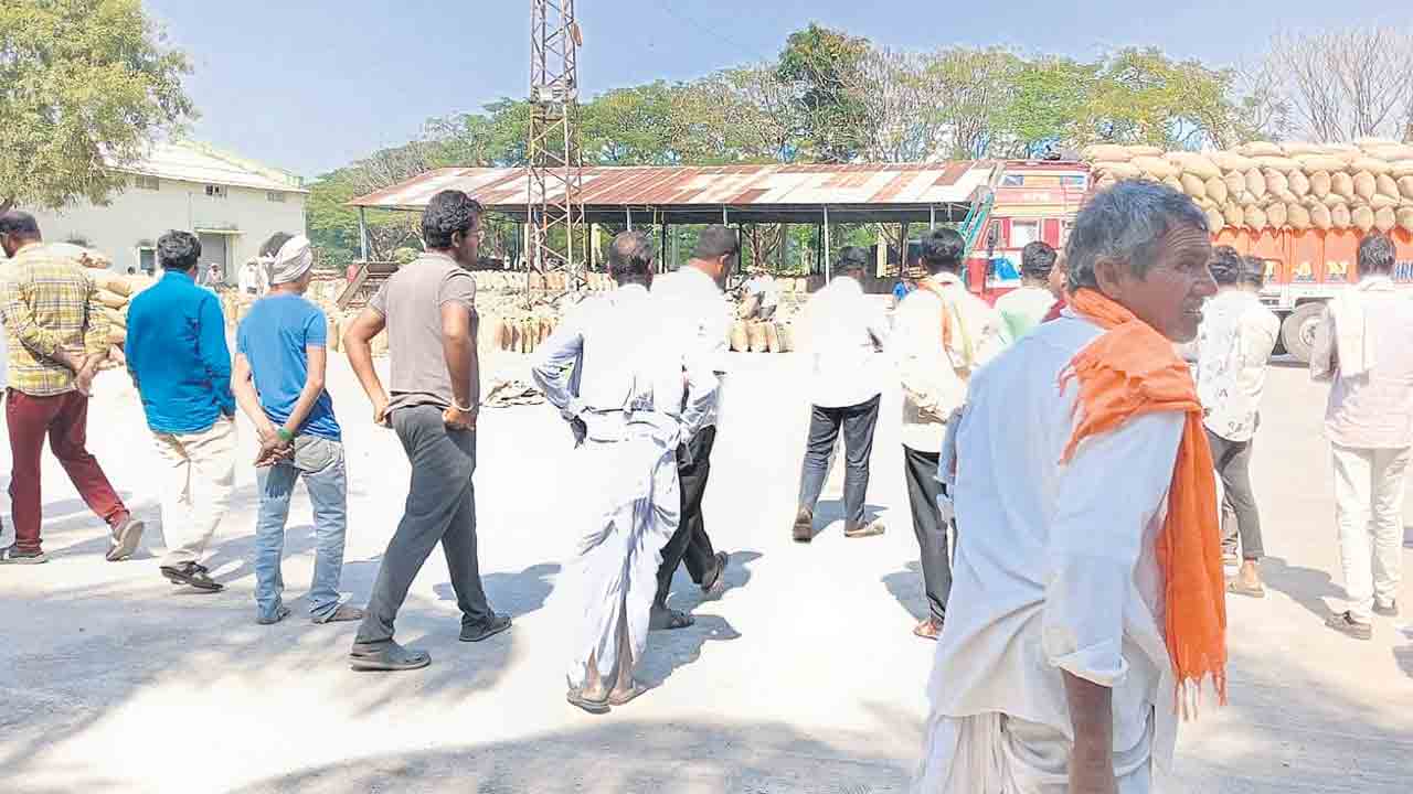 పంట విక్రయాల్లో బయోమెట్రిక్‌ తొలగించాలి.. మొక్కజొన్న రైతుల డిమాండ్‌