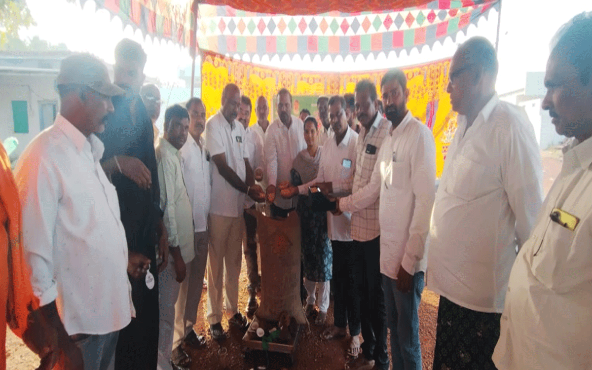 Karepally : మాధారంలో మొక్కజొన్న కొనుగోలు కేంద్రం ప్రారంభం