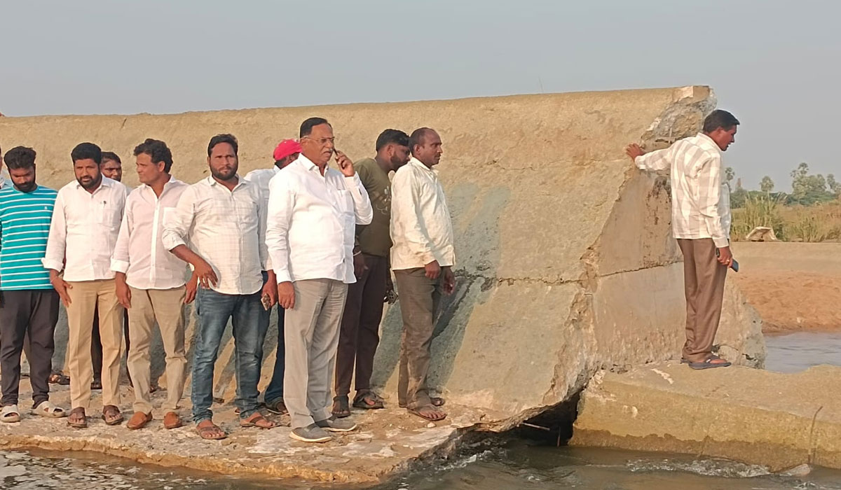 Former MLA Dasari Manohar Reddy | గుంపుల చెక్ డ్యాం కూలడంపై విచారణ జరిపి చర్యలు తీసుకోవాలి.. మాజీ ఎమ్మెల్యే దాసరి మనోహర్ రెడ్డి