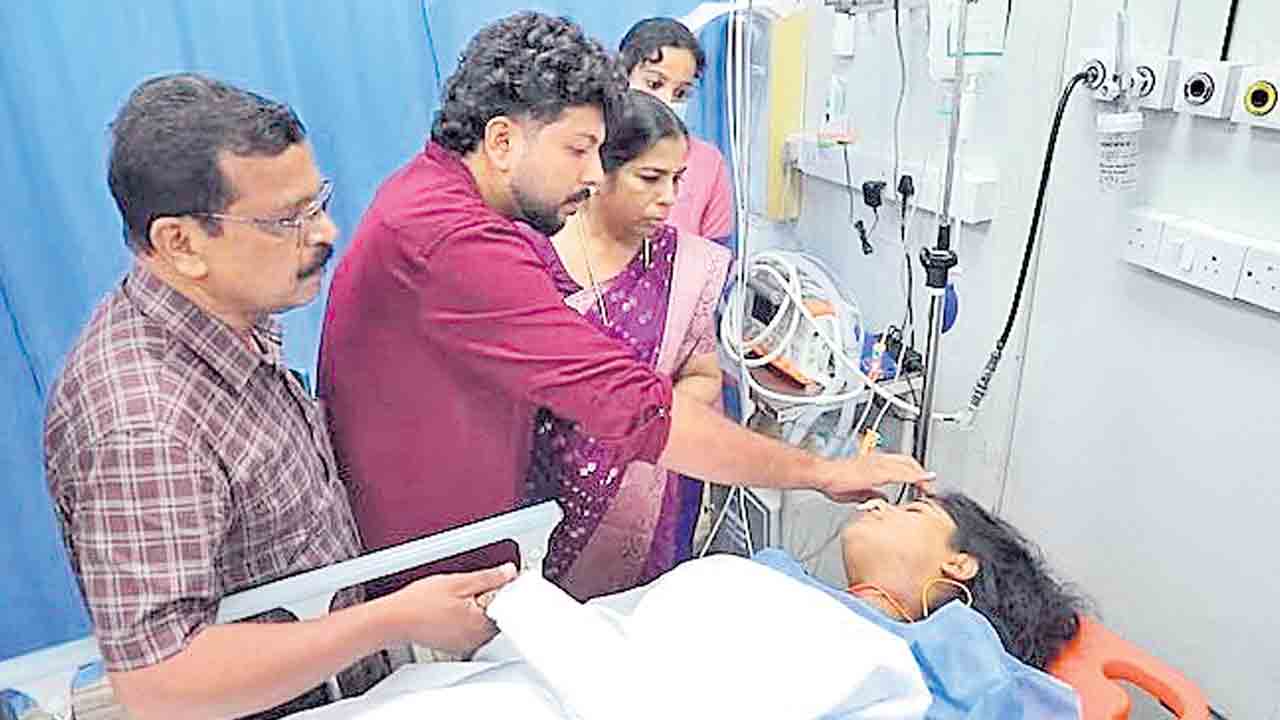 వివాహ వేదికగా మారిన దవాఖాన.. ఎమర్జెన్సీ రూమ్‌లో మూడు ముళ్లతో ఏకమైన జంట