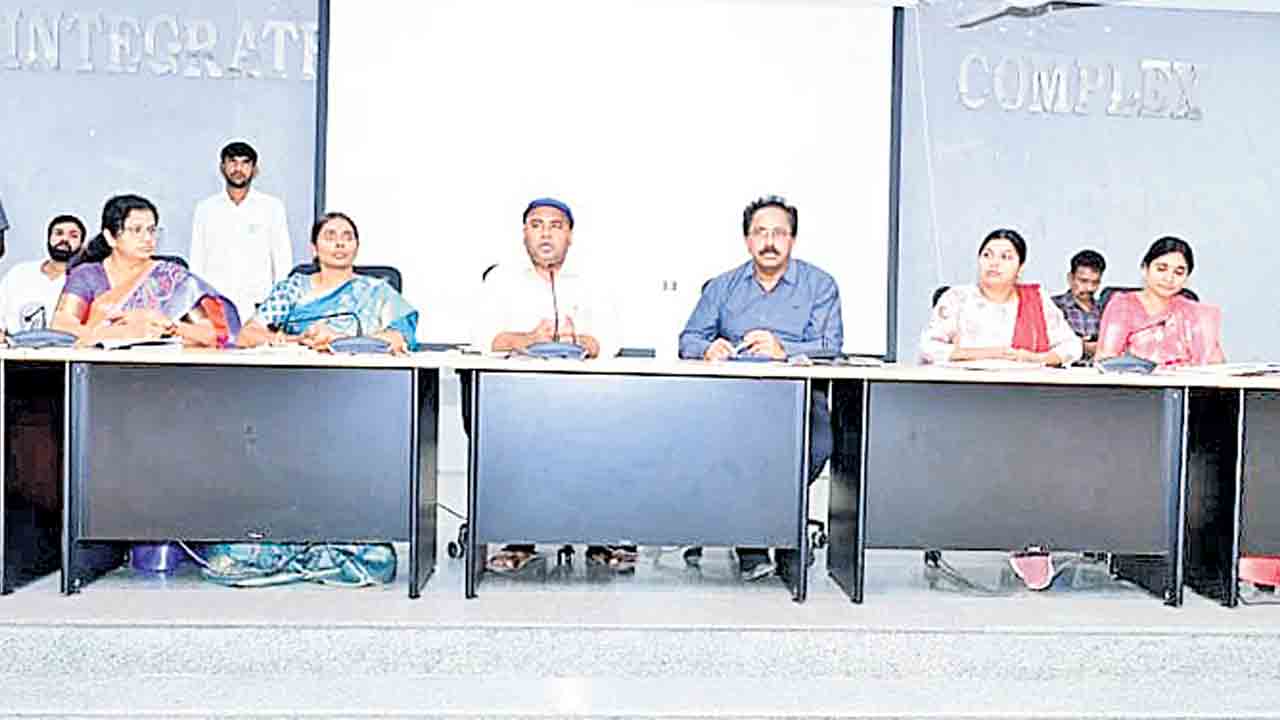 విద్యార్థులకు ఉపకార వేతనాలు ఇవ్వాలి