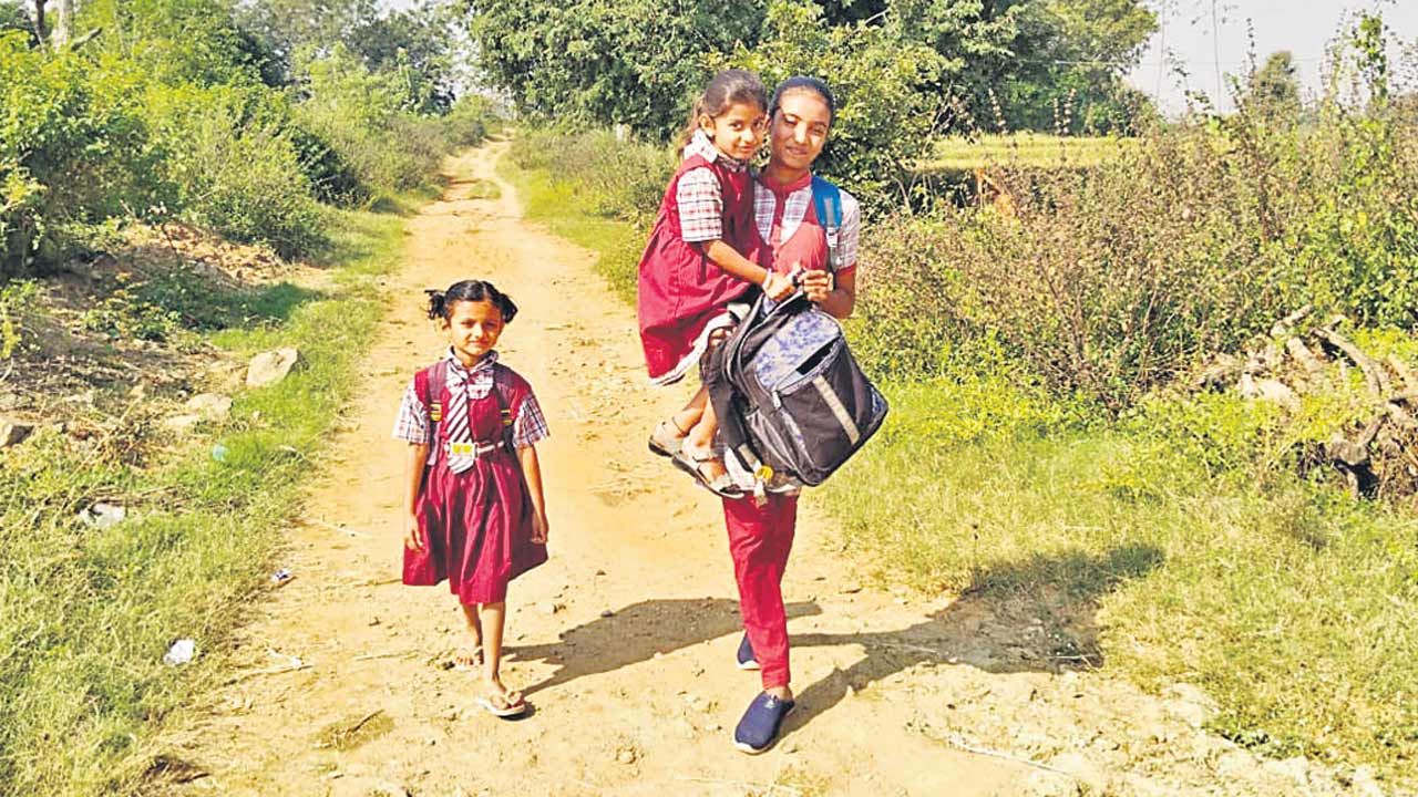 చదువుకోవాలంటే.. నడవాల్సిందే!