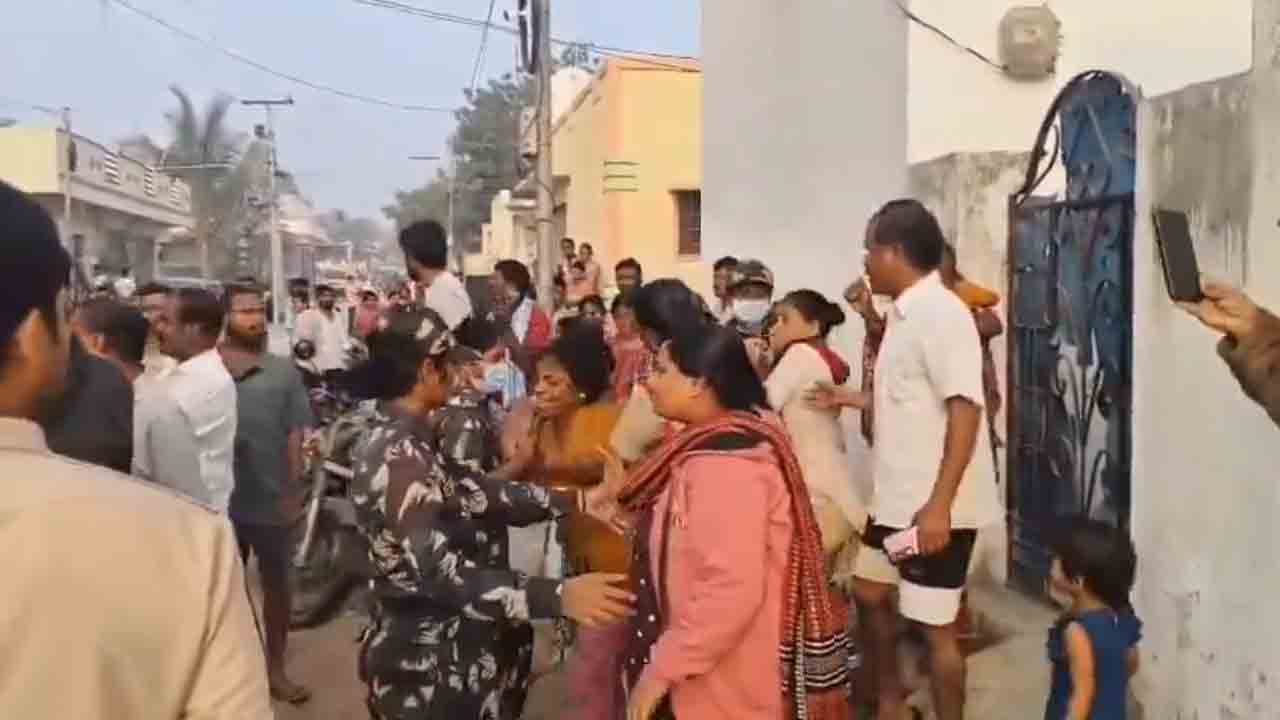 Medchal | బాధితులను ఈడ్చిపారేసి.. ఇళ్లను కూలగొట్టి.. Video