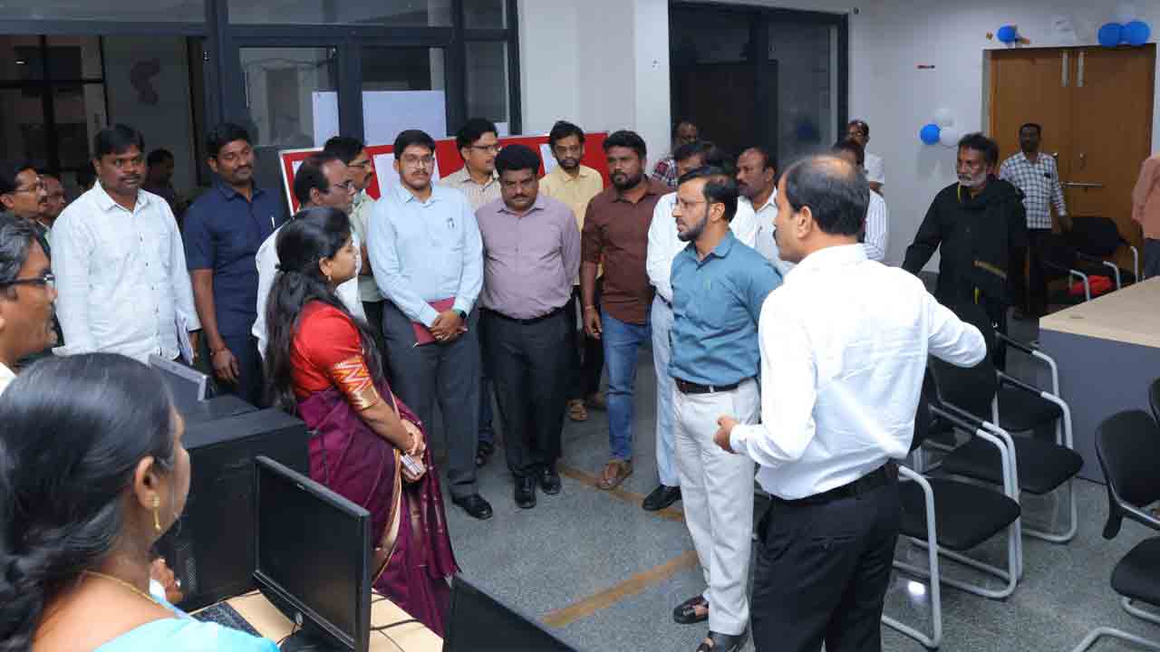 Media Centre | హనుమకొండ జిల్లా కలెక్టరేట్‌లో మీడియా సెంటర్‌ ప్రారంభం