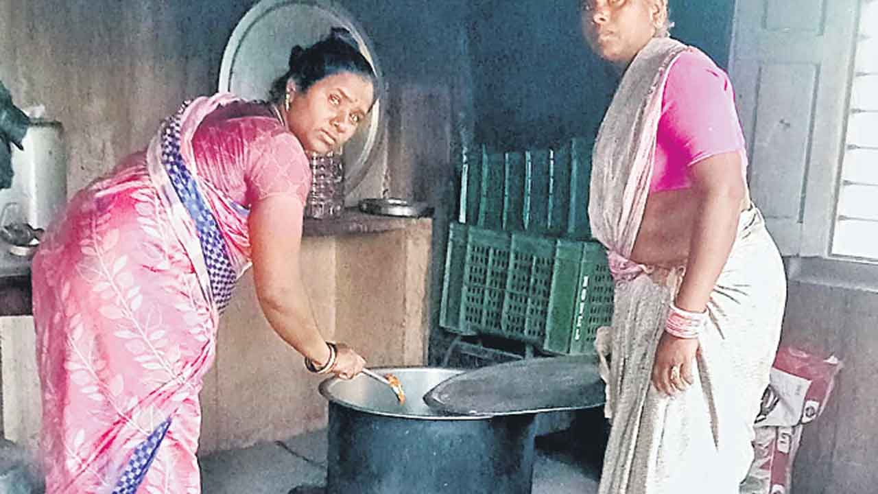 బిల్లులు రాక.. అప్పులు తీరక..