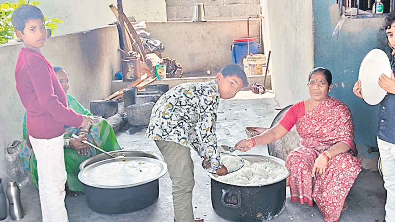 సమ్మెబాటలో మధ్యాహ్న కార్మికులు!