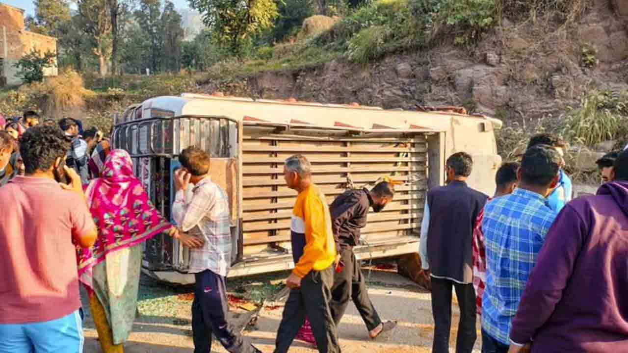 Minibus Overturns | మినీ బస్సు బోల్తా.. 26 మంది విద్యార్థులకు గాయాలు