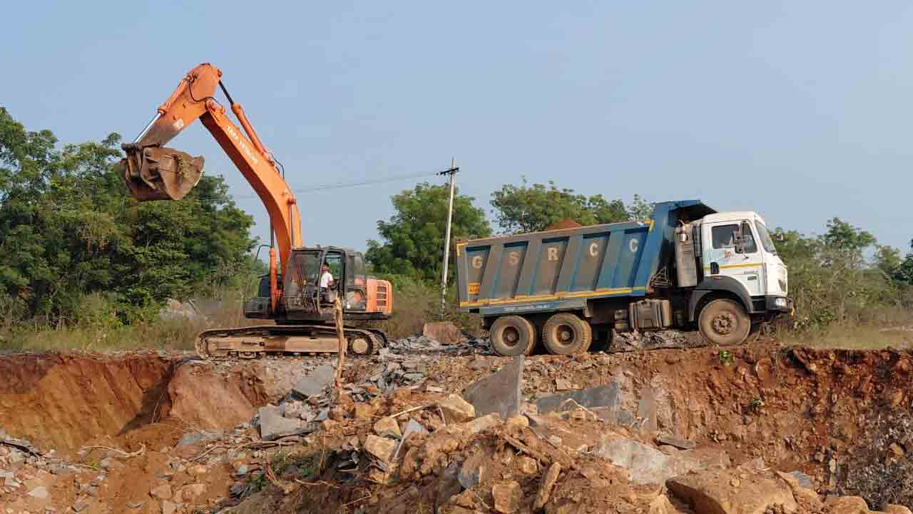 మాఫియా మాయ.. గుట్టలు మాయం !