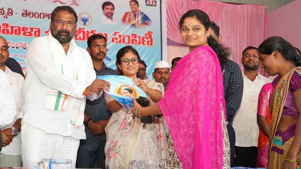 Indiramma Sarees | ఇందిరమ్మ చీరలను పంపిణీ చేసిన మంత్రి వాకిటి శ్రీహరి