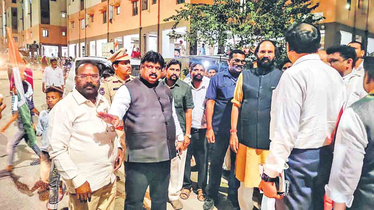 కేసీఆర్‌ కట్టించిన డబుల్‌ బెడ్రూం ఇండ్లలో మంత్రులు