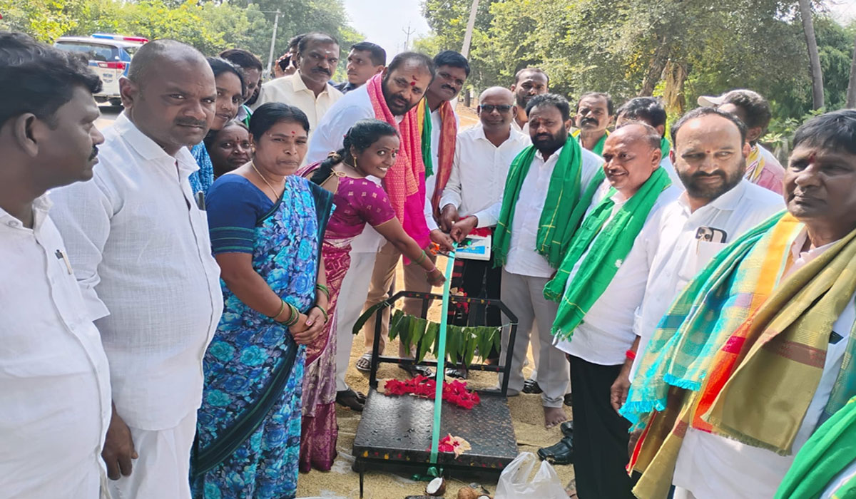 Peddapally MLA Vijaya Ramana Rao | కొనుగోలు కేంద్రాల్లో రైతులకు ఇబ్బందులు లేకుండా చూస్తాం.. పెద్దపల్లి ఎమ్మెల్యే విజయ రమణారావు