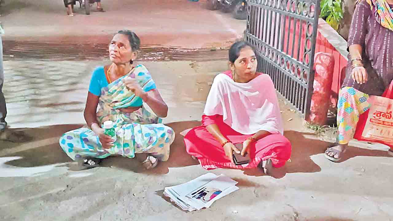 కుమారుడు గెంటేశాడని ధర్నా.. సబ్‌కలెక్టర్‌ కార్యాలయం ఎదుట తల్లి ఆందోళన