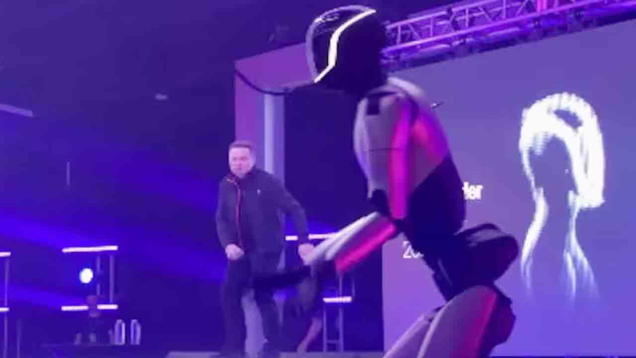 Elon Musk | జీతం ట్రిలియ‌న్ డాల‌ర్లు.. ఆనందం పట్టలేక రోబోతో కలిసి డ్యాన్స్‌ చేసిన మస్క్‌.. VIDEO