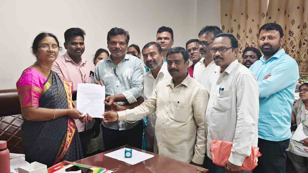 Pending Salaries | పెండింగ్‌లో ఉన్న వేతనాలు చెల్లించాలని డీఎంఅండ్‌హెచ్‌వోకు వినతి పత్రం అందజేత