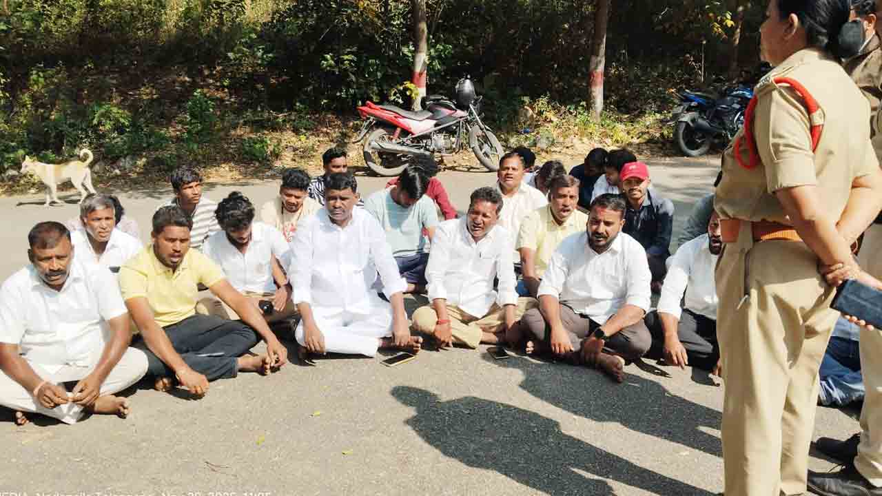 Deeksha Divas | దీక్ష దివాస్‌కు అనుమతి నిరాకరణ.. వర్సిటీ ఎదుట బీఆర్‌ఎస్‌ నాయకుల ఆందోళన