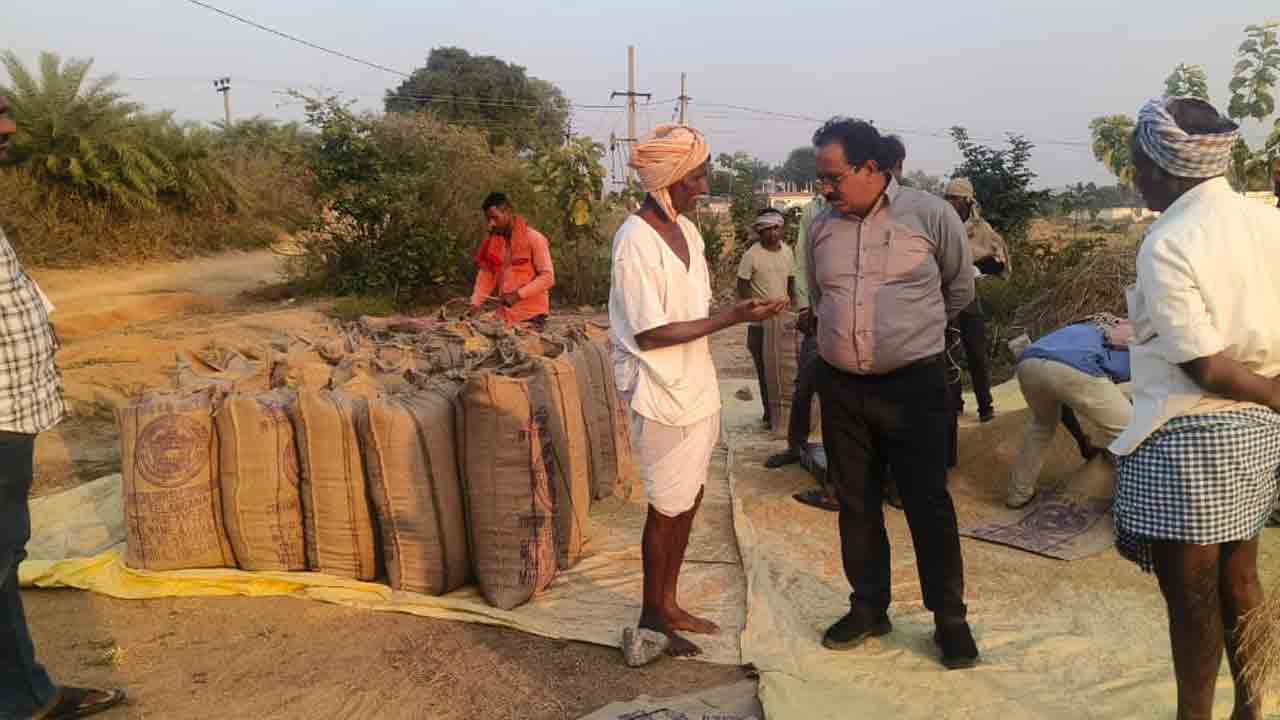 Grain Purchase Centres | ధాన్యం కొనుగోలులో ఆలస్యం ఉండొద్దు : మెదక్‌ అదనపు కలెక్టర్ నగేష్