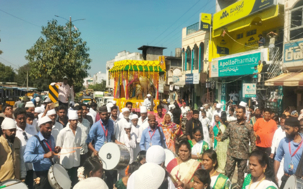 Yellandu : ఘనంగా నాగుల్ మీరా దర్గా ఉర్సు షరీఫ్ ముగింపు వేడుకలు