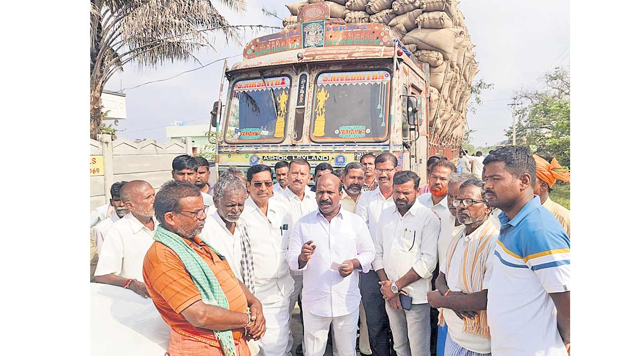 బీఆర్‌ఎస్‌ రైతులపై.. కక్ష సాధింపు చర్యలు మానుకోవాలి