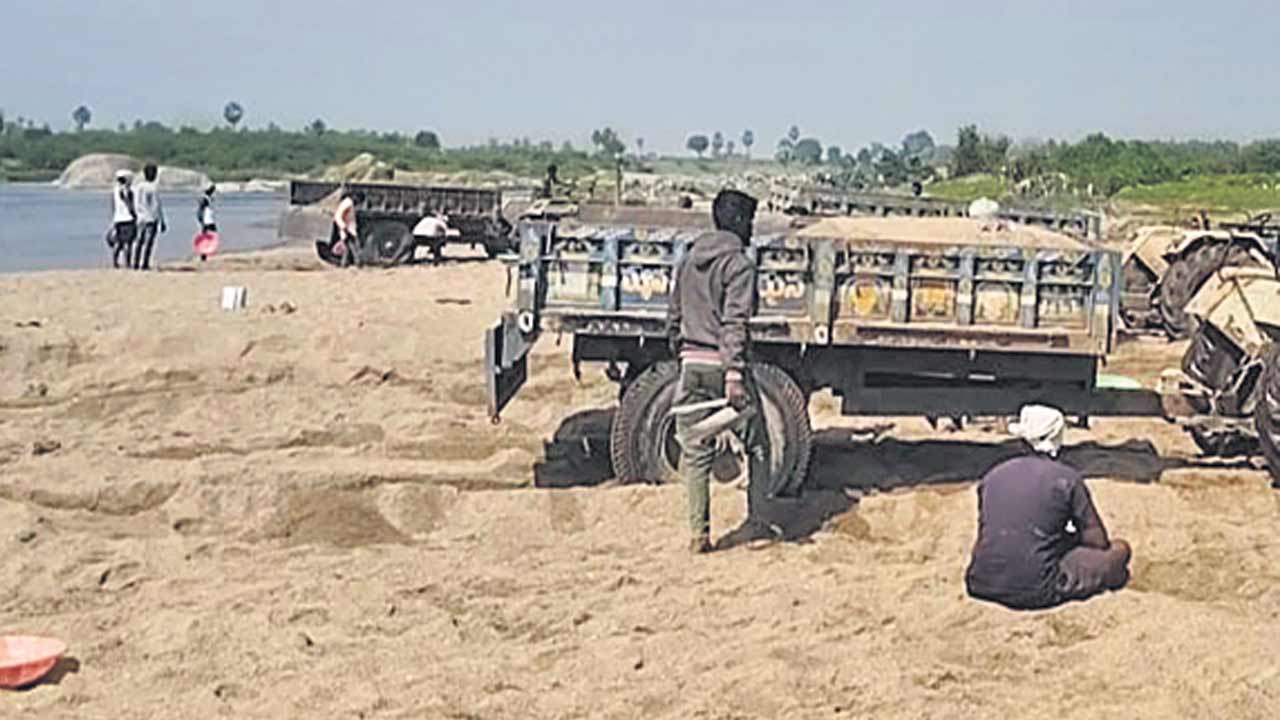 ఉచిత ఇసుక పక్కదారి!